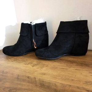 Size 9 women ankle boot black suede wedge